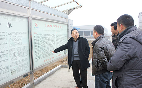 吳書記觀看安邦企業(yè)文化欄