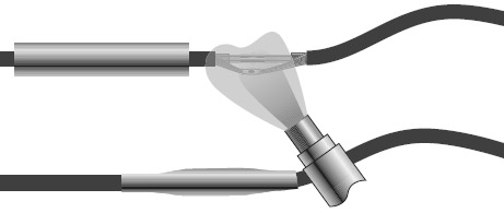 將導(dǎo)線與套管連接,將小號(hào)收縮管拉過來,用火焰槍使管子收縮。屏蔽層不需要收縮管,F(xiàn)將大號(hào)收縮管拉到已經(jīng)連接了的電纜和屏蔽層上,使其完全收縮 (防水)