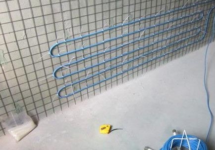 將發(fā)熱電纜安裝在墻面的鋼絲網(wǎng)上