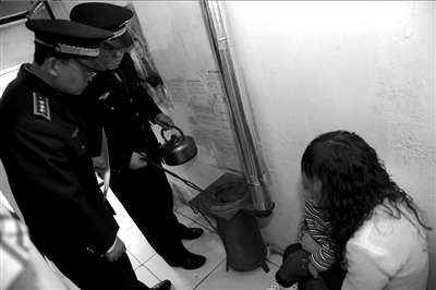 北京城管隊(duì)員入戶檢查煤爐