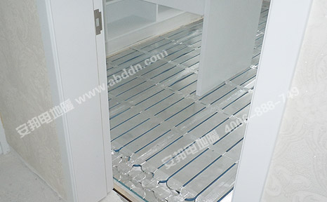 安裝完發(fā)熱電纜后的書房