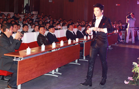 市領(lǐng)導(dǎo)觀看演出;主席臺(tái)左起第二位:安邦集團(tuán)董事長(zhǎng)李貽連,第四位:天長(zhǎng)市委書(shū)記楊東坡,第五位:天長(zhǎng)市副市長(zhǎng)陳寶全