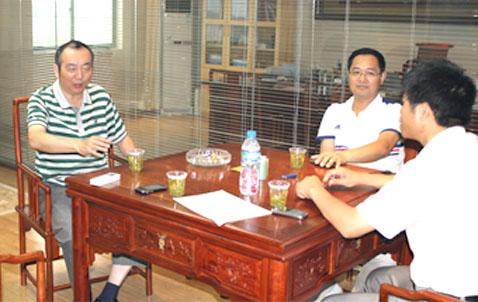 照片說(shuō)明:圖左為土地局局長(zhǎng) 高誠(chéng)庚;圖中為監(jiān)察科長(zhǎng) 趙國(guó)喜;圖右為安邦集團(tuán)董事長(zhǎng) 李貽連