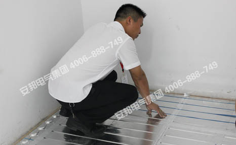現(xiàn)場正在安裝電地暖